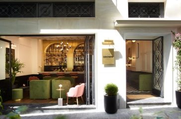 Villa-Brown-Ermou-mia-gefstiki