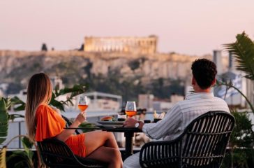 i-Αthina-stis-pio-charoumenes