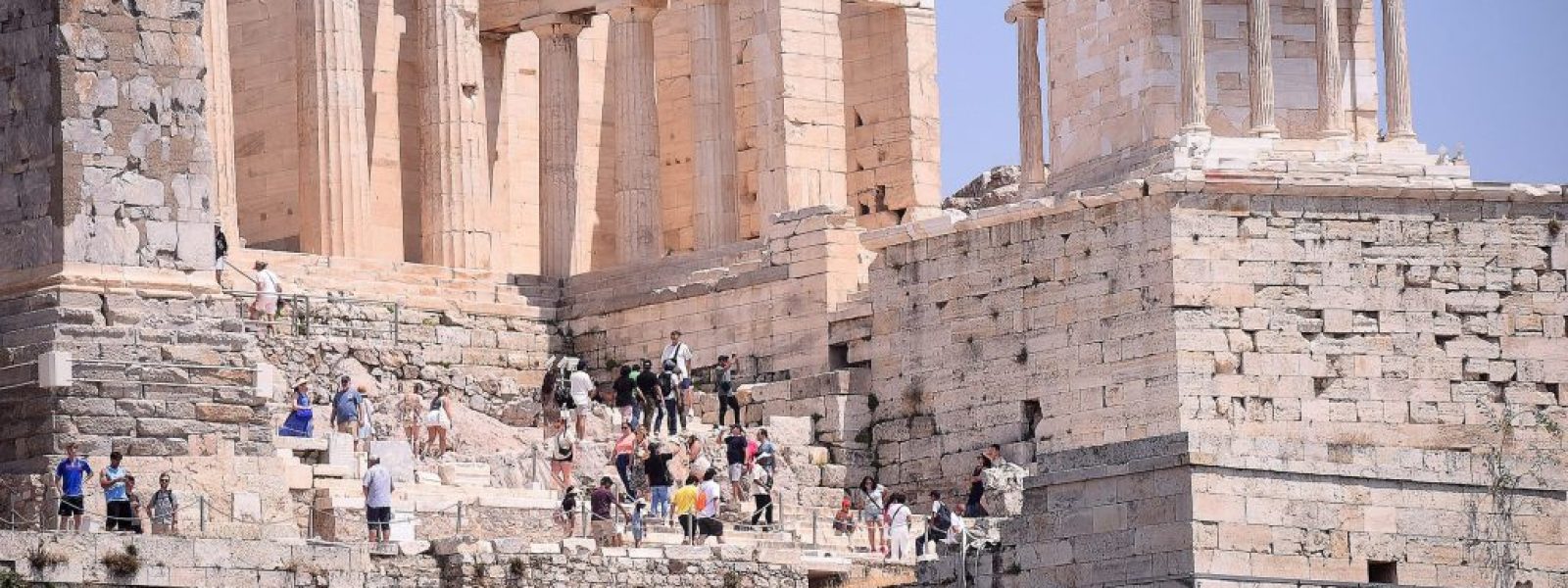Περισσότεροι τουρίστες με πιο γεμάτα πορτοφόλια